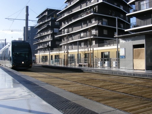 En provenance des Aubiers, le tram C à la nouvelle station des Berges du Lac (Photo SB / Rue89 Bordeaux)