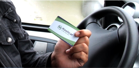 Sésame, ouvre-toi : ma carte Koolicar sert de clé pour les voitures louées aux particuliers (Photo Stéphanie Pichon/Rue89 Bordeaux)