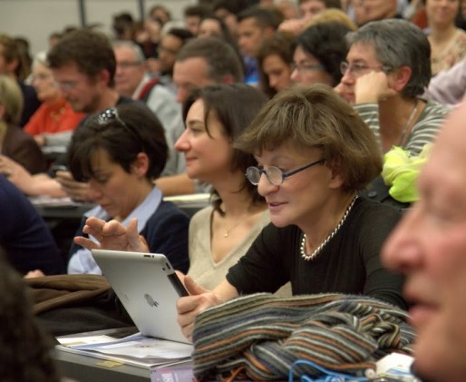 Michèle Delaunay en train de « live-tweeter » pendant le premier débat qui a opposé Alain Juppé et Vincent Feltesse le 23 janvier dernier à Science-Po Bordeaux (DR)