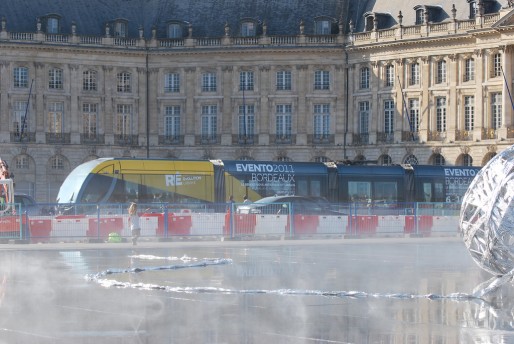 Le tramway aux couleurs d'Evento : deux facettes du bilan d'Alain Juppé (Photo Kanichat/flickr/CC)