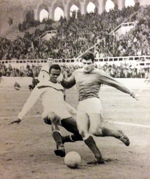 Gilbert Moévi avec les Girondins au Stade Lescure en 1964.