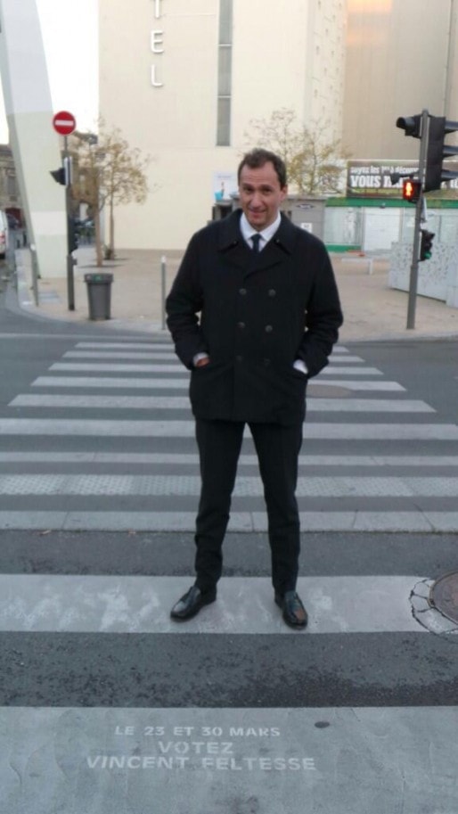Vincent Feltesse dans les rues de Bordeaux, jeudi 20 mars, pour sa campagne de clean-tag (photo twitter Vincent Feltesse)