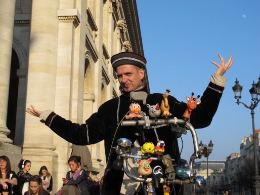 Yves Simone devant le Grand Théâtre, où le guide touristique espère revoir des opérettes (Photo SB/rue89 Bordeaux)