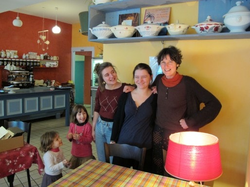 Annie Lecomte, la patronne de la Soupe au caillou (à droite), son équipe et ses filles (photo SB/Rue89 Bordeaux)
