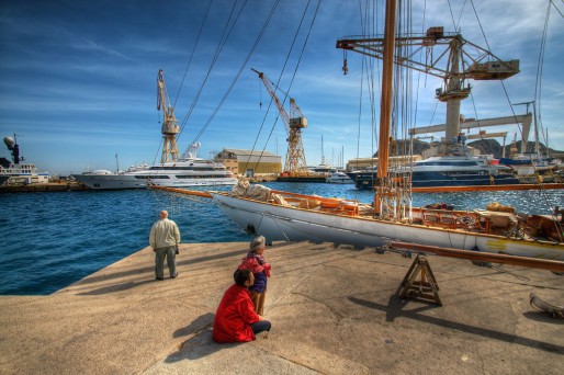 Comme d'autres sites de refit en Méditerranée, le port de la Ciotat est saturé en super yachts (Photo marcovdz/flickr/cc)