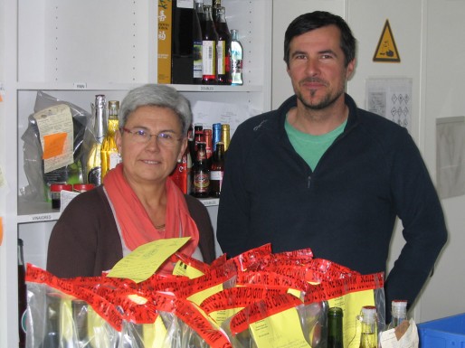 Marie-Hélène Salagoïty et François Guyon du SCL devant un lot de vins suspects (SM/Rue89 Bordeaux)