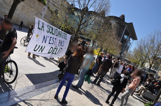 Devant le tribunal de Bordeaux, 150 manifestants sont venus soutenir les militants de Droit au logement. Les manifestants sont floutés sur leur demande. (Xavier Ridon/Rue89 Bordeaux)