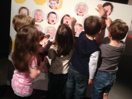 Activités ludiques pour les enfants à l'exposition "des Elles, des Ils" (photo Cap Sciences)
