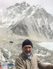 Jean-Bernard Saubusse devant l'Everest (DR)