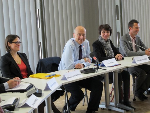 Alain Juppé entouré des deux nouvelles maires de la CUB, Agnès Laurence-Versepuy et Anne-Lise Jacquet (SB/Rue89 Bordeaux)