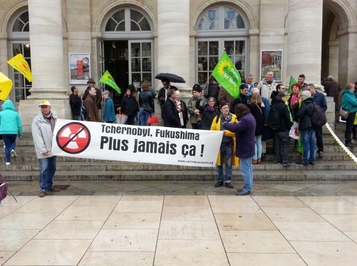 La manifestation anti-nucléaire devant le Grand Théâtre à Bordeaux (XR/Rue89 Bordeaux)