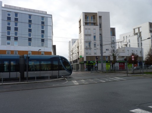Le tram, sur le terrain de l’ancienne verrerie (Bordeaux 2066)