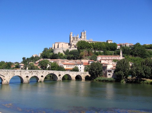 Le Pont-Vieux traversant l’Orb au pied du centre-ville de Béziers (Wikipédia)