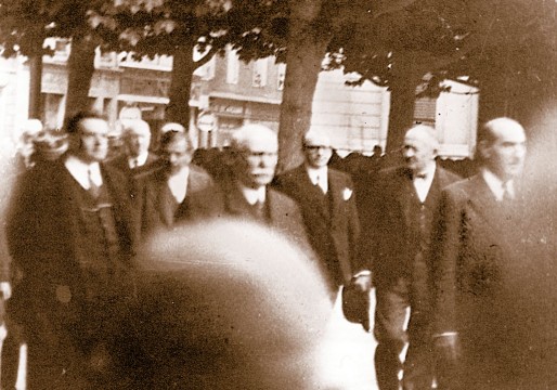 Le 25 juin 1940, devant le Monument aux morts, Marquet (à droite) avec (de gauche à droite) Édouard Herriot, Pierre Laval, Philippe Pétain et le président de la République, Albert Lebrun. (DR)