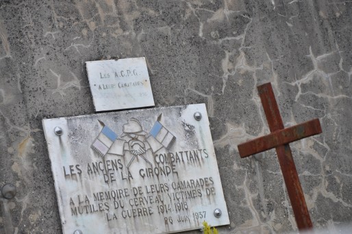 Le carré militaire du cimetière des fous de Cadillac comporte 99 croix (Photo Tiphaine Maurin/Rue89 Bordeaux)
