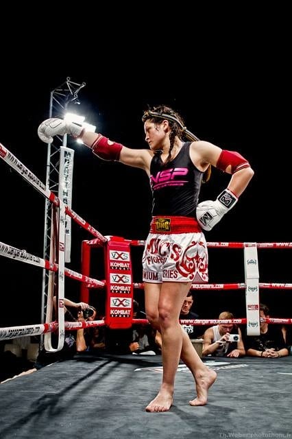 Sandra Sévilla, championne du monde de boxe thaï (Photo Thomas Weber, auteur du projet “Les filles ne savent pas boxer et quelques plumes volèrent”)