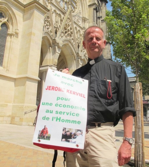 Le père Patrice Gourrier, le 23 juillet 2014 devant l'église Saint-Louis-des-Chartrons (Photo SB/Rue89 Bordeaux)