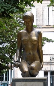 Ferline et la pomme d'amour ont une statue en bronze dans le jardin de l'Hôtel de Ville (DR). 