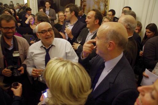 Alain Juppé entouré de ses proches dans son bureau de la Mairie de Bordeaux lors de sa réélection, le 23 mars 2014 (AC/Rue89 Bordeaux)