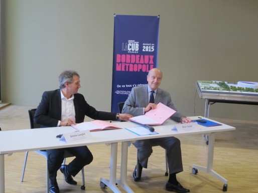 Alain Juppé et Jérôme Langlet, de Lagardère, signent l'entrée en vigueur du traité de concession de la grande salle de Floirac (SB/Rue89 Bordeaux)