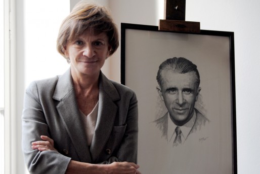 Michèle Delaunay à côté du portrait de son père, Gabriel Delaunay (WS/Rue89 Bordeaux)