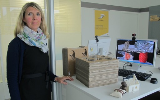 Nathalie Talou Kolesnik, conseillère numérique 3D à la Poste, présente quelques objets sortis des imprimantes (SB/Rue89 Bordeaux)