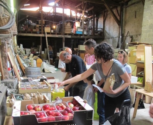 La Ruche des Chartrons fait trois distributions par semaine, dont une consacrée aux produits bio, dans un garage de la rue Marsan (DR)