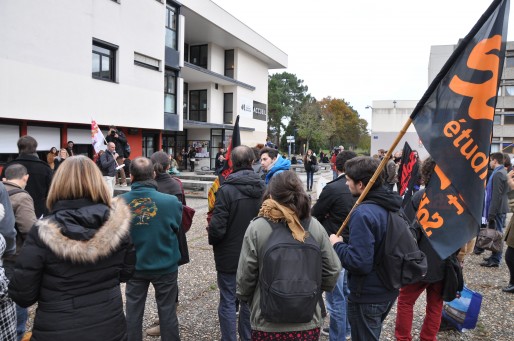Une soixantaine de manifestants se sont regroupés sur le parvis de la fac des lettres à Pessac (Xavier Ridon / Rue89Bordeaux)