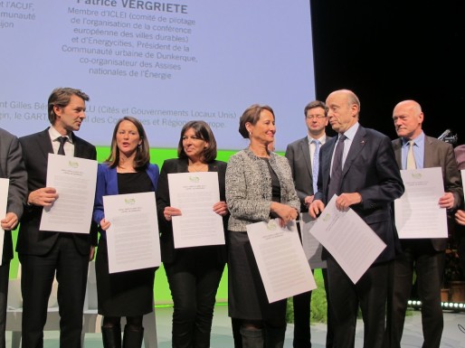 Les élus et la ministre de l'Ecologie signent l'appel de Bordeaux, ce jeudi (SB/Rue89 Bordeaux)