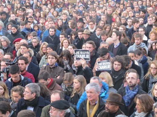 Pendant la minute de silence sur le Parvis des Droits de l'Homme (SB/Rue89 Bordeaux)
