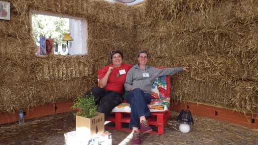 Patricia Spagnolo et Nathalie Samson dans leur maison en paille. (Photo Alter Amazones)