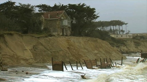 L'érosion impose de détruire des logements, comme ici à Soulac, pour éventuellement les reconstruire dans les terres (Photo extraite de "L'ogre océan"/Mara Film/F3 Aquitaine)