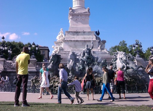 Visiteurs devant le monument des Girondins (SM/Rue89 Bordeaux)     Visiteurs devant le monument des Girondins (SM/Rue89 Bordeaux)