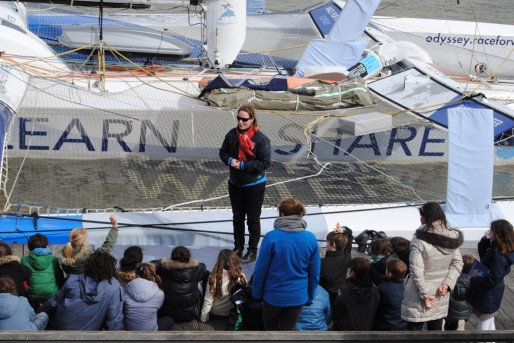 Sensibilisation auprès du jeune public sur le ponton où est amarré le bateau (WS/Rue89 Bordeaux) 
