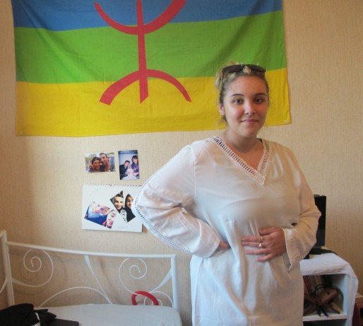 Anissa chez elle à Bacalan, devant le drapeau Rif (SB/Rue89 Bordeaux)