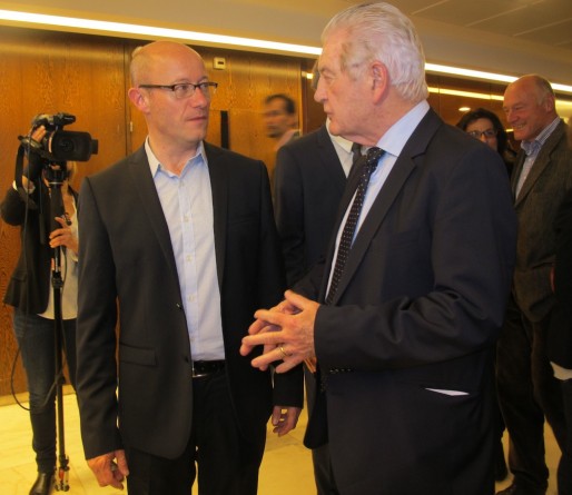 Jean-Luc Gleyze (à gauche) succèdera à Philippe Madrelle, qui le salue dimanche à son arrivée à l'hôtel de département (SB/Rue89 Bordeaux) 