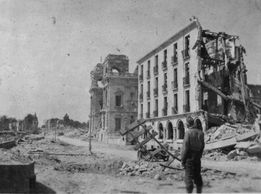 Royan en ruines - la façade de Foncillon, le casino et l'hôtel Bellevue (collection M. Sicard/ www.c-royan.com)
