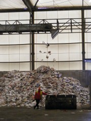 Récupération du papier à l'usine de tri et d'incinération Astria, à Bordeaux (SB/Rue89 Bordeaux)