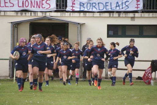L'équipe cadette du Stade Bordelais-ASPTT entre sur le terrain pour disputer le quart de finale contre les cadettes de Bayonne (DR)