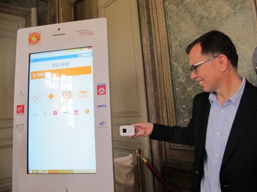 La box wifi de poche proposée par l'Office de tourisme de Bordeaux. Sur l'écran, l'interprète virtuel de la Ronde des Quartiers (SB/Rue89 Bordeaux)