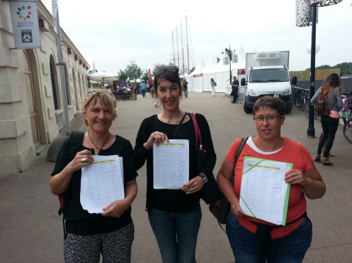 Valérie Murat (au centre) avec Marie-Lys Bibeyran (à droite), faisant signer une pétition lors de la Fête du Vin à Bordeaux (Xavier Ridon/Rue89 Bordeaux)