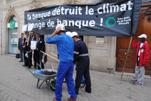 "Ta banque détruit le climat, change de banque", banderole devant l'agence de la banque BNP Paribas 'WS/Rue89 Bordeaux)