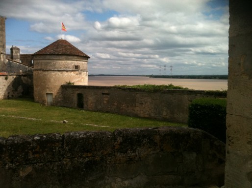 La citadelle de Bourg-sur-Gironde, plus petite que la citadelle de Blaye, offre un beau panorama sur le fleuve (MO/Rue89 Bordeaux).