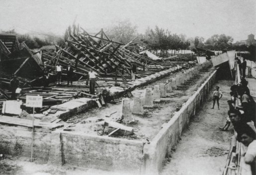 La grande tribune abattue par une tornade en juillet 1936 (Archives CAB)