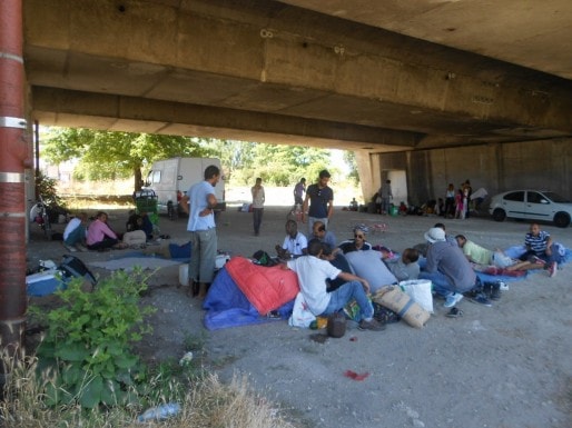 Plus de 80 Sahraouis ont décidé de rester à proximité de leur camp détruit, sous le pont St Jean. (ML/Rue89 Bordeaux)