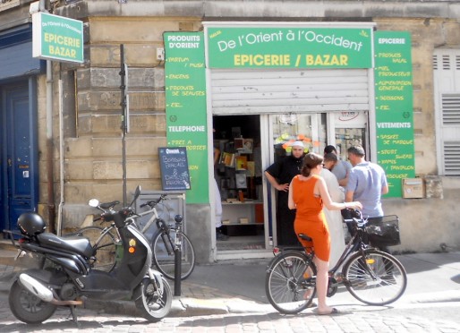 Lundi, l'épicerie n'est ouverte qu'aux "frères", mais notre sœur journaliste a pu y entrer (ML/Rue89 Bordeaux)