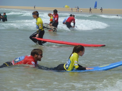 Au cours du week end handi surf, chaque enfant est accompagné d'un  moniteur ou d'un surfeur expérimenté (CB/Rue89 Bordeaux)
