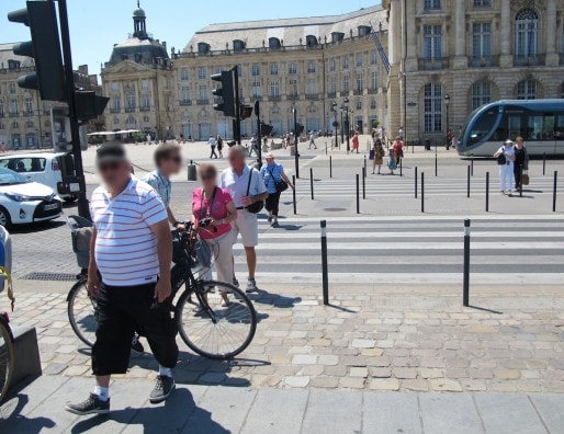 Foncer sur la piste cyclable au niveau des passages piétons du miroir d'eau (SB/Rue89 Bordeaux)