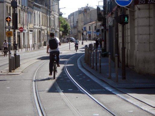 Rouler sur les voies réservées du tramway (ML/Rue89 Bordeaux)