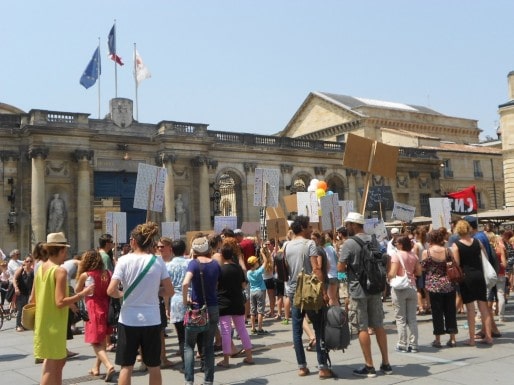 Une centaine de personnes a manifesté ce mercredi devant l'Hôtel de Ville. (ML/Rue89 Bordeaux)